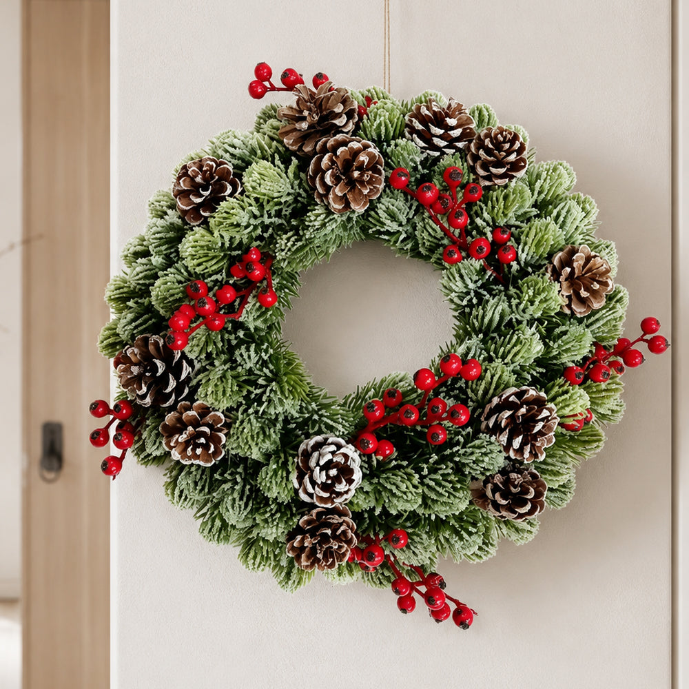 Weihnachtskranz 33 cm – Schneeeffekt, rote Beeren und Tannenzapfen