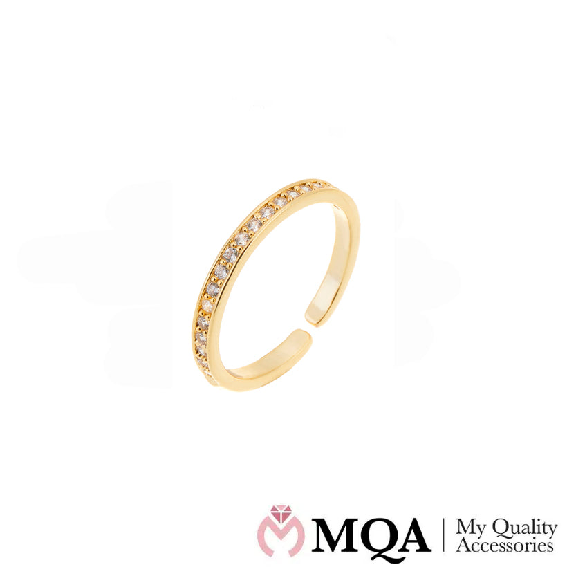 Ring, goldfarben mit funkelnden Glassteinen