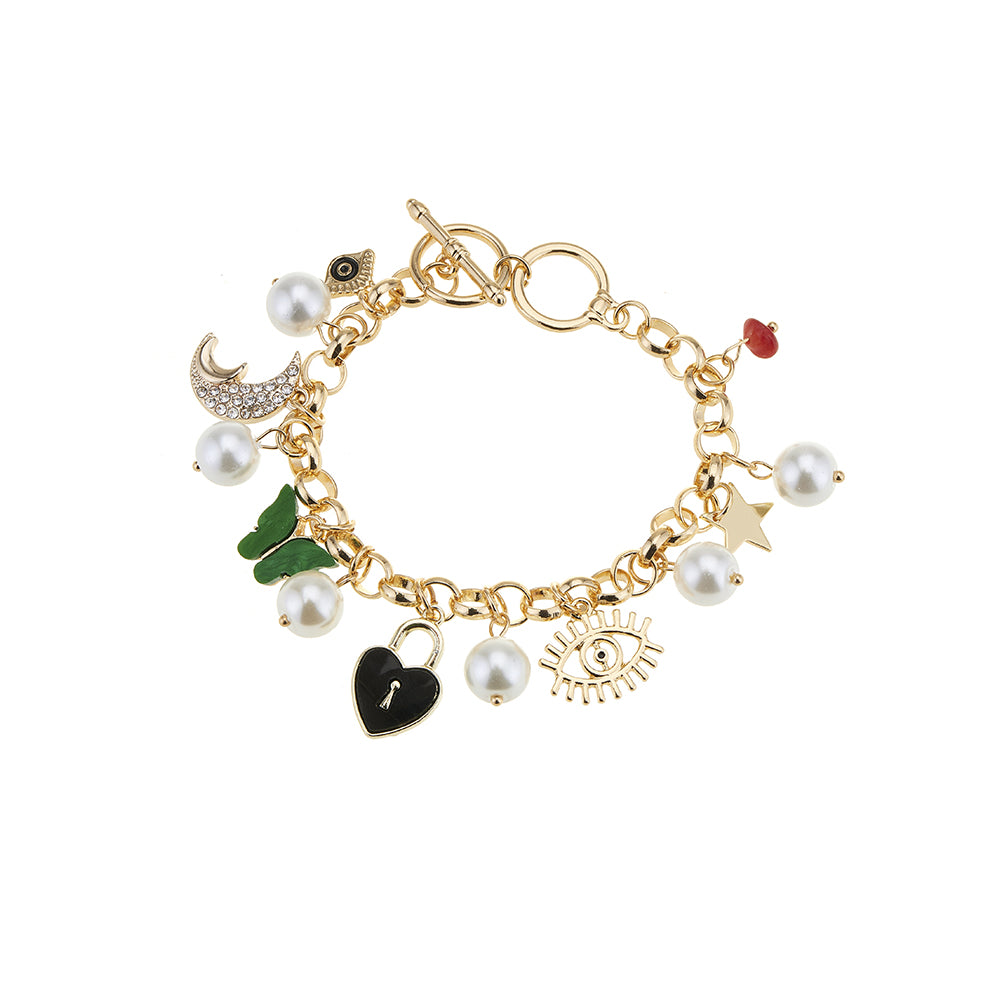 Armband mit vielen verschiedenen Charms und großen Perlen