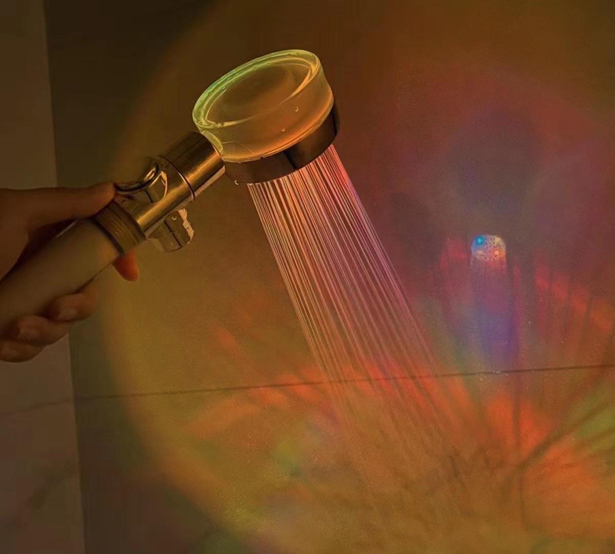 Wassersparender Duschkopf mit Temperaturanzeige und buntem LED-Licht