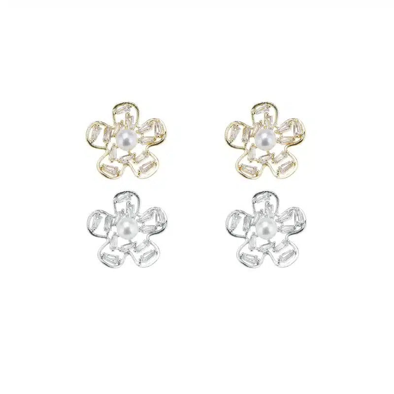 Ohrringe in Form einer schönen Blume mit einer Perle, Gold oder Silber