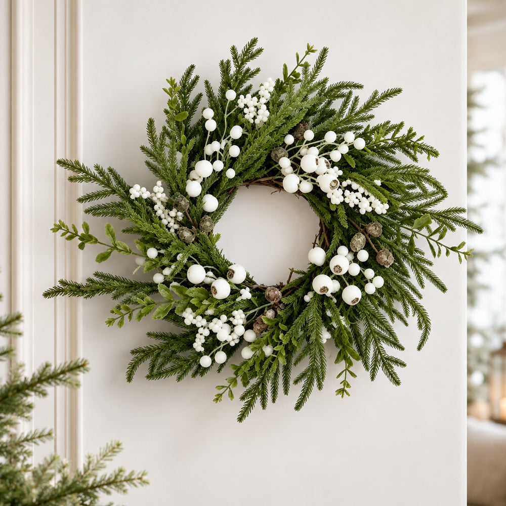 Weihnachtskranz – Naturgetreu Grün mit weißen Beeren – 50 cm