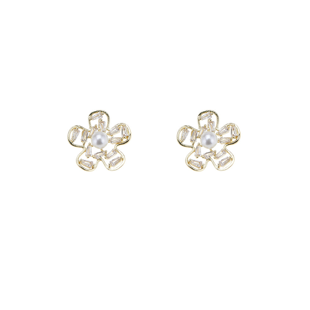 Ohrringe in Form einer schönen Blume mit einer Perle, Gold oder Silber