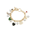Armband mit vielen verschiedenen Charms und großen Perlen