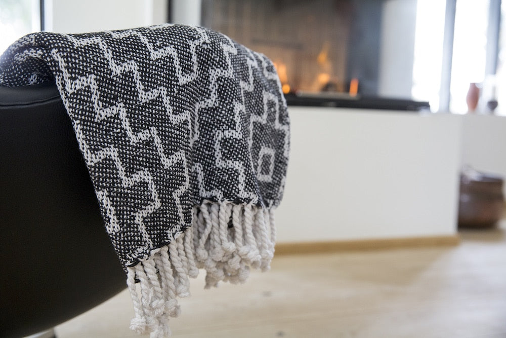 Decke mit Fransen aus 100 % Baumwolle - 135 x 200 cm. von Rugs'N'More