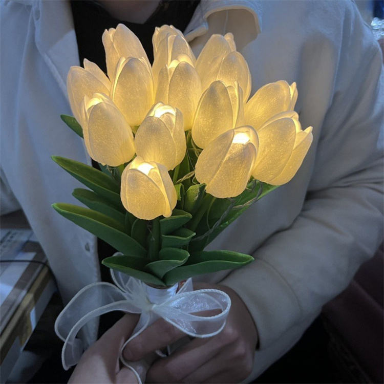 LED-Tulpenstrauß – 10 weiße Tulpen mit warmweißem Stimmungslicht