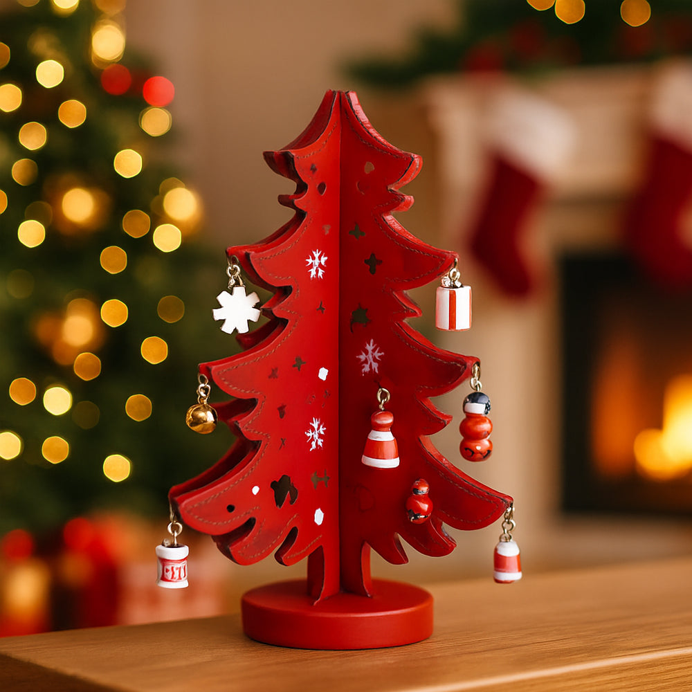 Weihnachtsbäume aus Holz – jeweils mit 12 handbemalten Figuren, rot oder grün