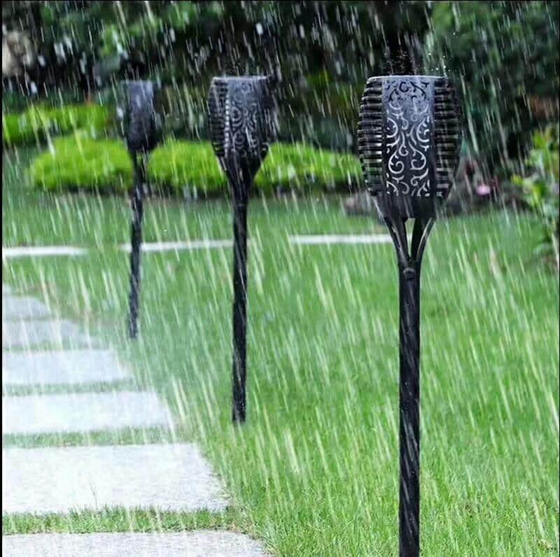 2 Stk. flammende LED-Fackeln auf Spießen mit Solarzellen für den Garten (78 cm.)