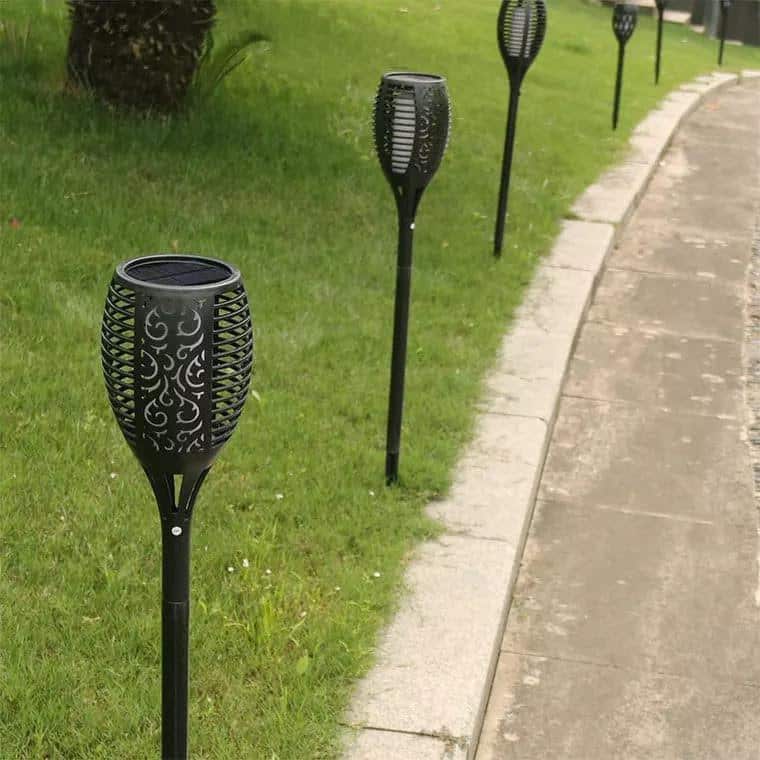 2 Stk. flammende LED-Fackeln auf Spießen mit Solarzellen für den Garten (78 cm.)
