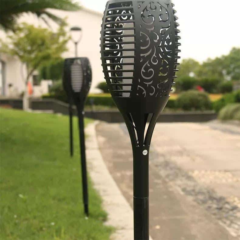2 Stk. flammende LED-Fackeln auf Spießen mit Solarzellen für den Garten (78 cm.)