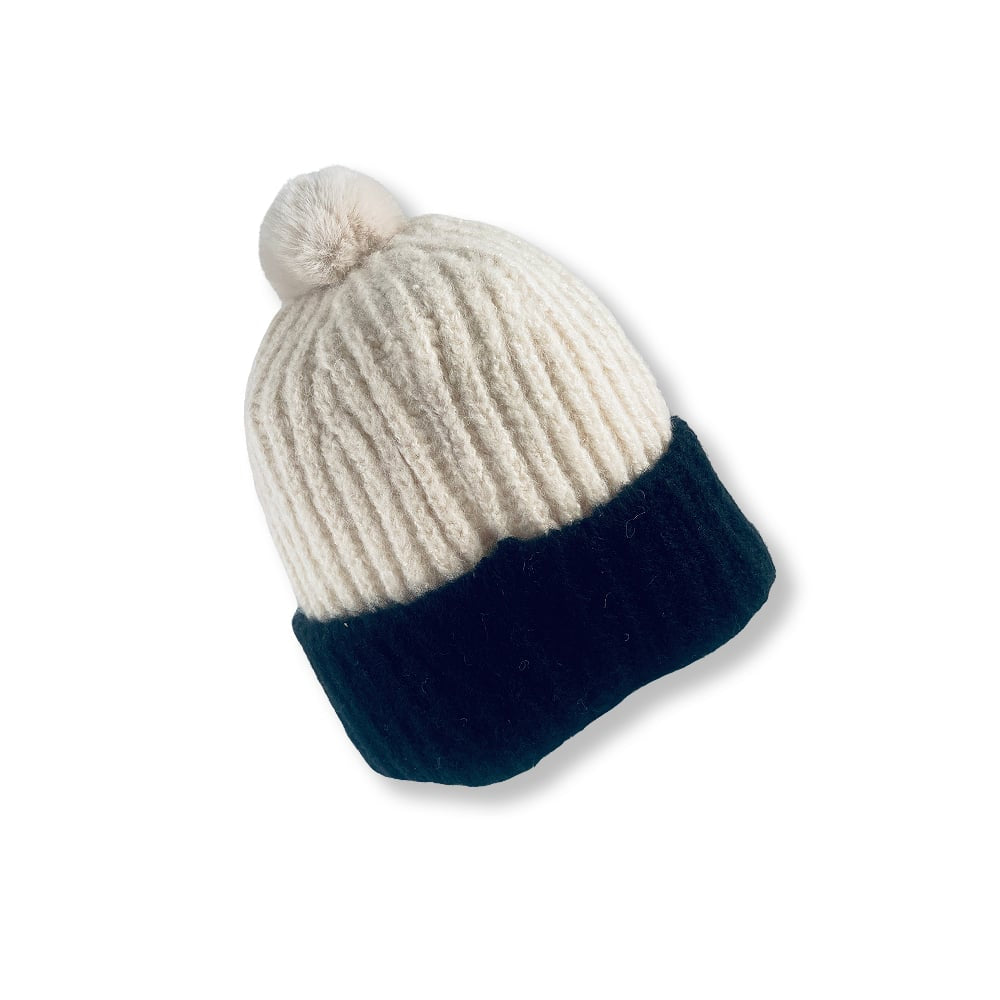 Trendige Strickmütze mit Quaste und umschlagbarem Rand