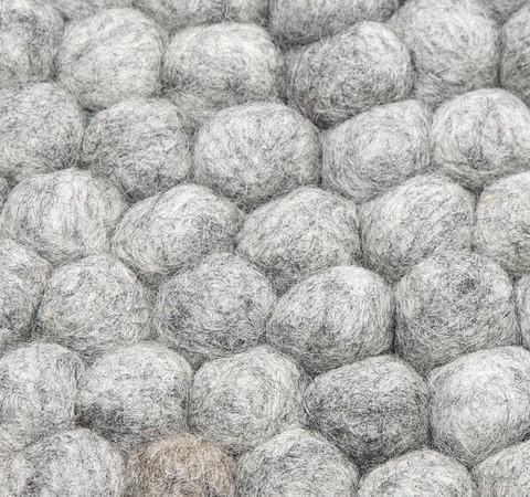 Kugelteppich aus 100 % reiner Nepalwolle – Hellgrau