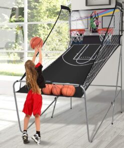 Basketballspiel mit elektronischer Anzeigetafel und 4 Bällen
