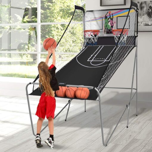 Basketballspiel mit elektronischer Anzeigetafel und 4 Bällen